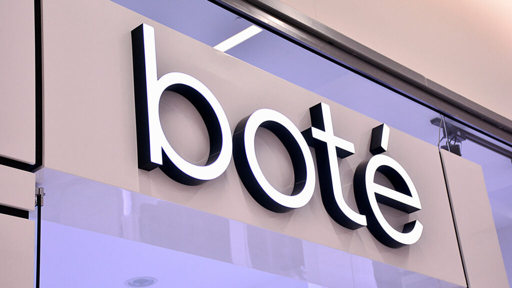 Advertising signage for Bote by J-point