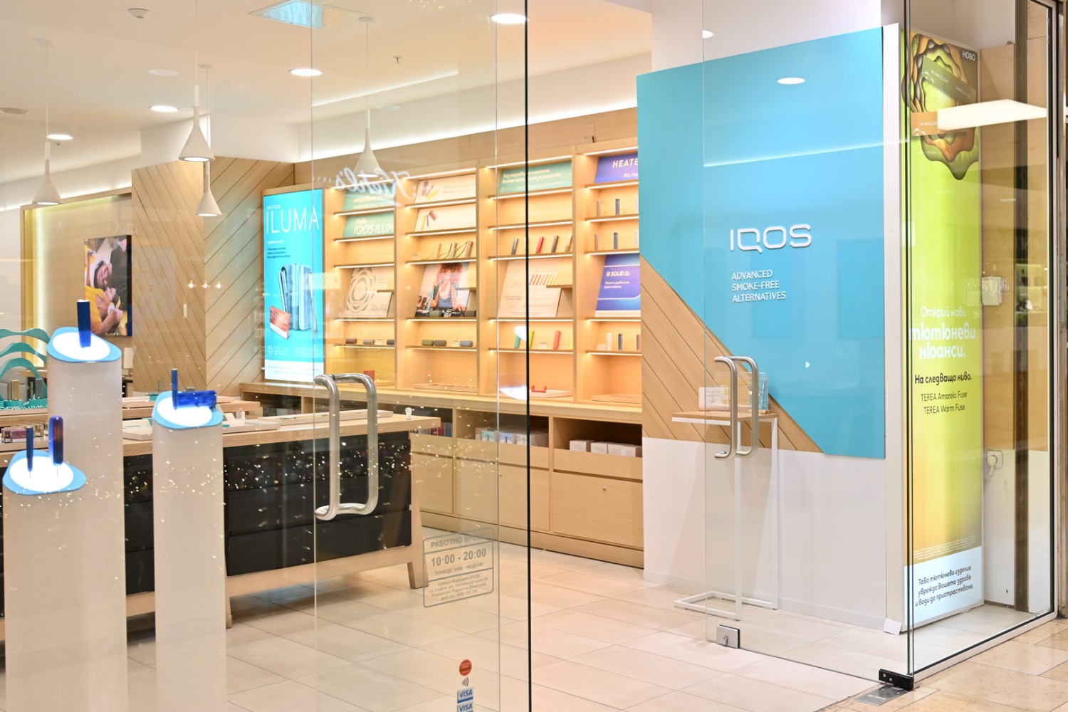 J Point брандиране на търговски обекти IQOS
