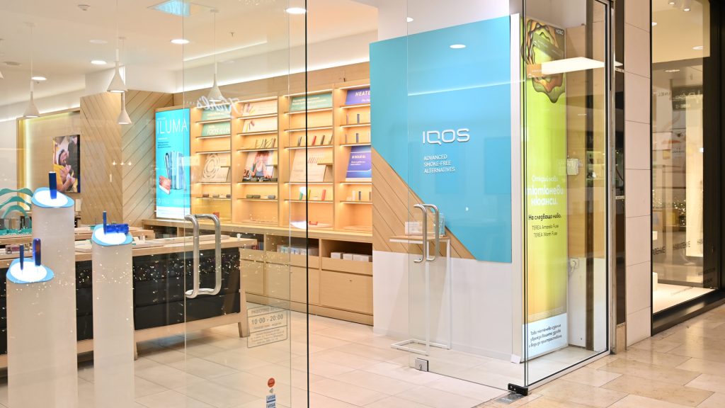 J Point брандиране на търговски обекти IQOS