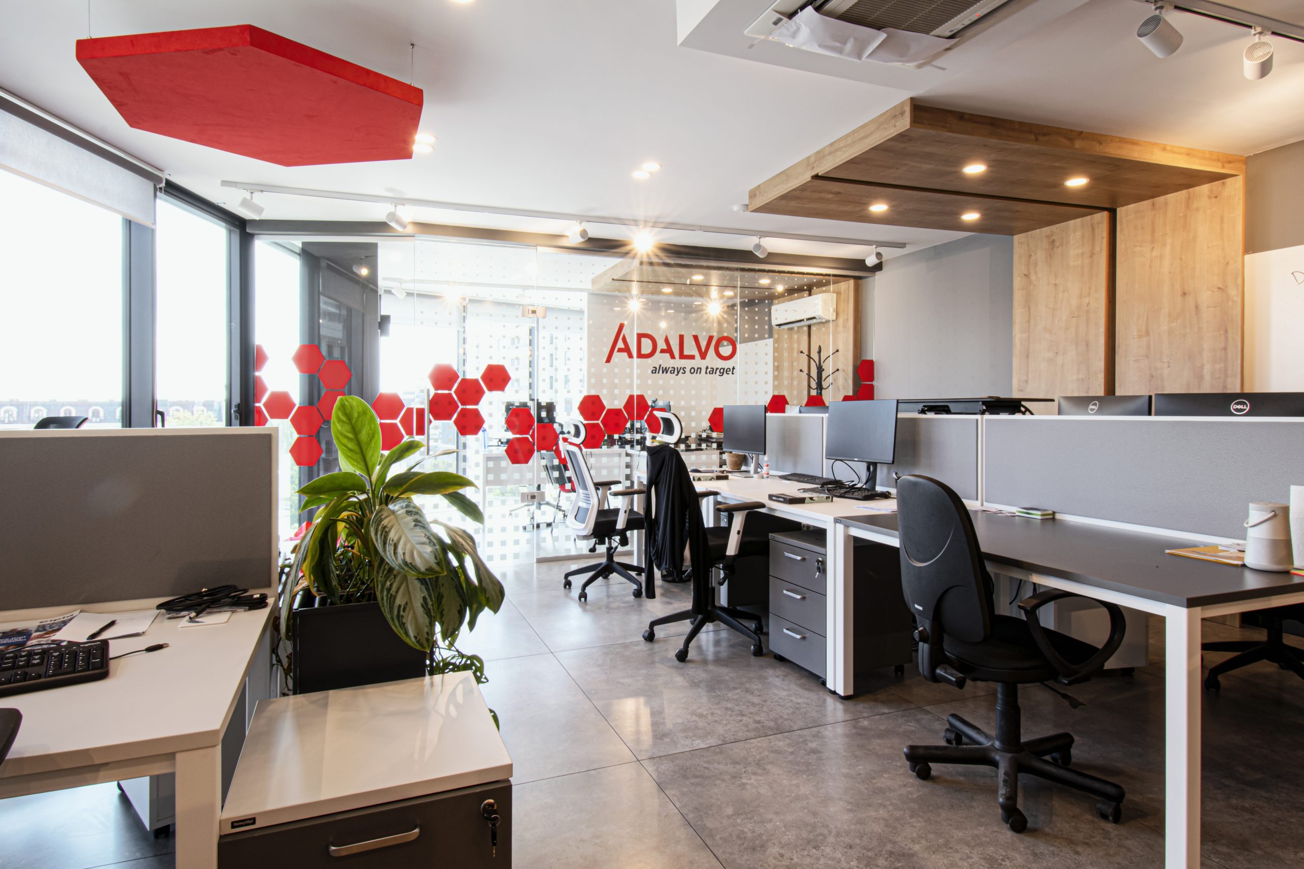 Adalvo брандиране на офис от J Point
