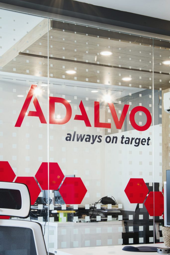 Adalvo брандиране на офис