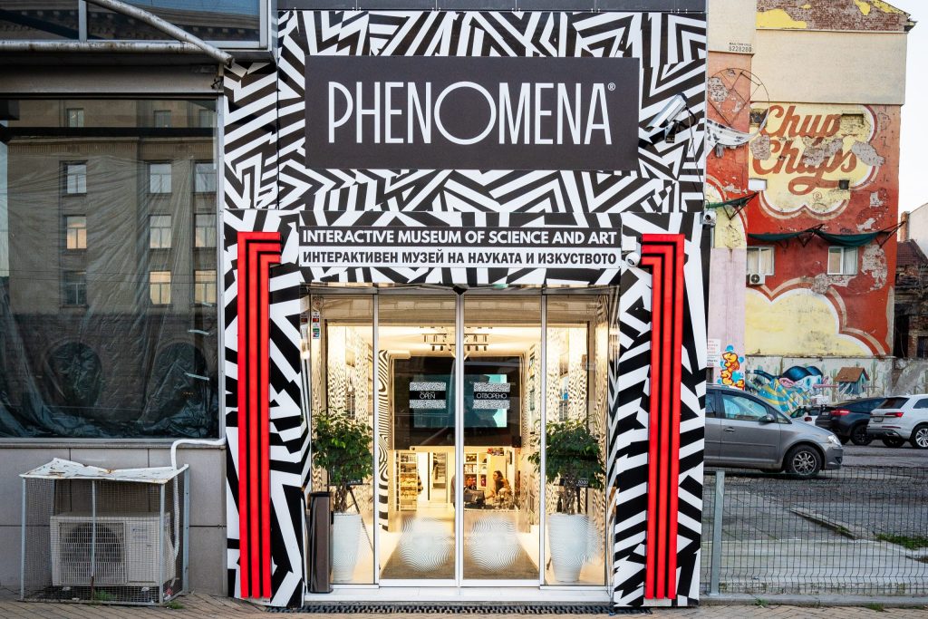 J Point брандира вътрешно и външно Phenomena museum