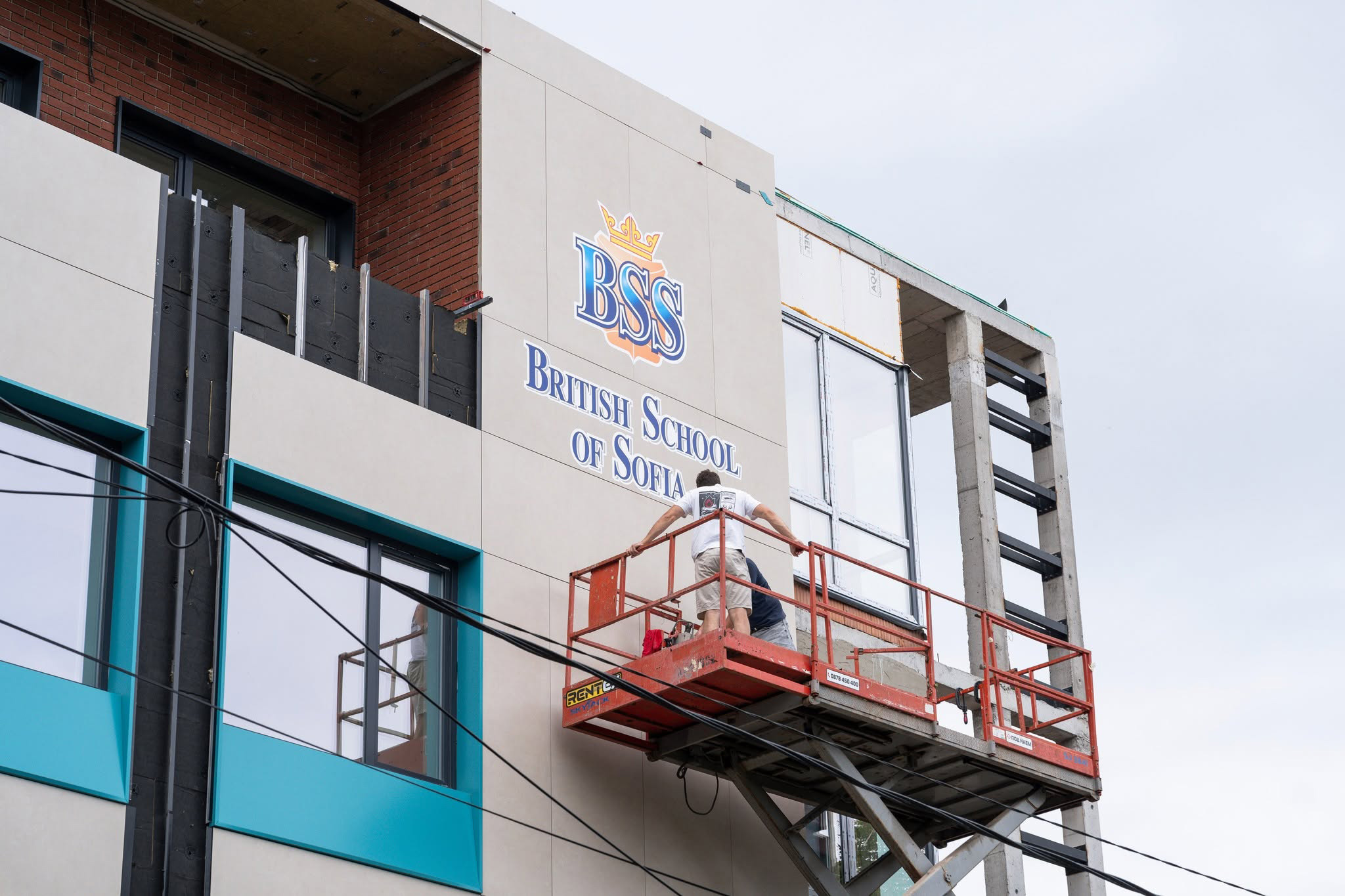 J Point реализира външно брандиране на British School of Sofia
