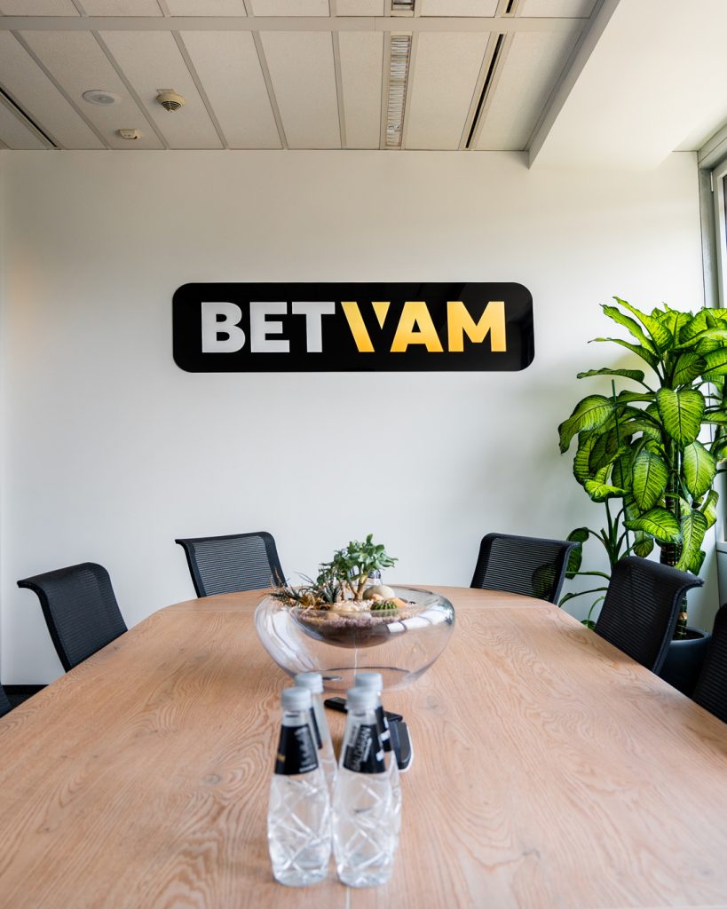 Цялостно брандиране на офис на BETVAM, реализирано от J Point.