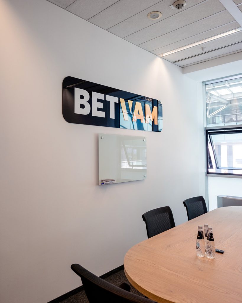 Цялостно брандиране на офис на BETVAM, реализирано от J Point.