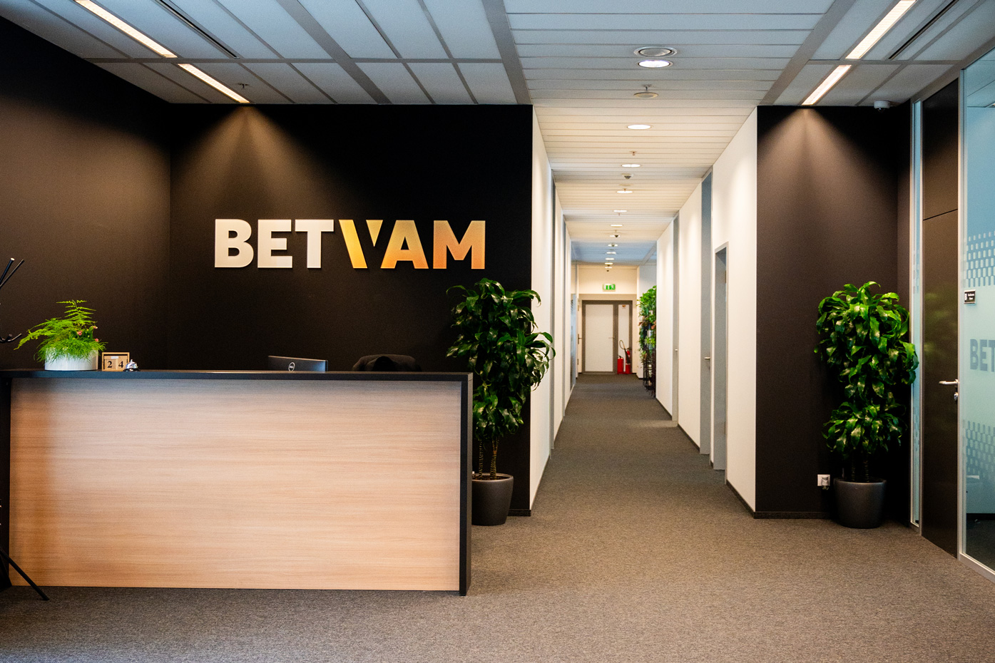 Цялостно брандиране на офис на BETVAM, реализирано от J Point.